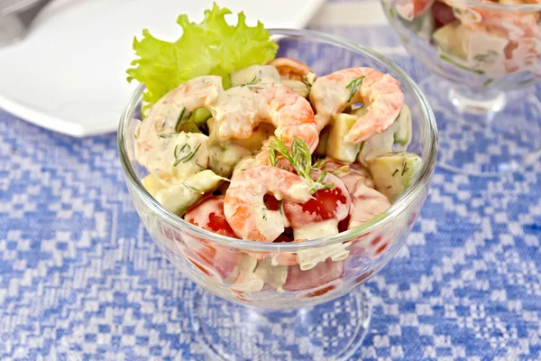 Salad with shrimp and tomatoes in glass on linen tablecloth — Stock Photo, Image