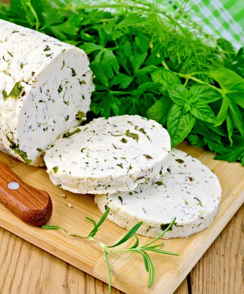 Hausgemachter Käse mit Gewürzen und Serviette an Bord — Stockfoto