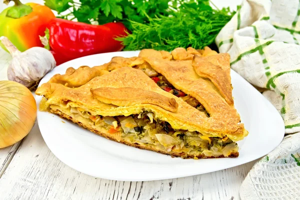 Pie with cabbage and sorrel in plate on light board — Stock Photo, Image