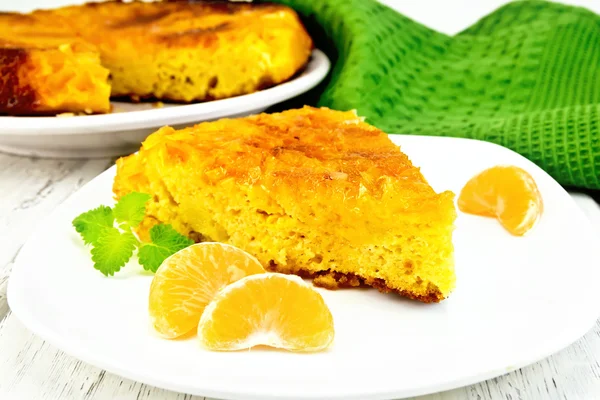 Torta mandarim com hortelã e guardanapo a bordo — Fotografia de Stock