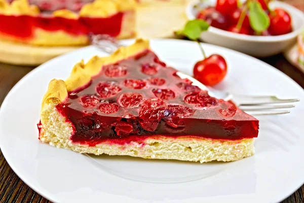 Tarta de cereza con bayas a bordo —  Fotos de Stock