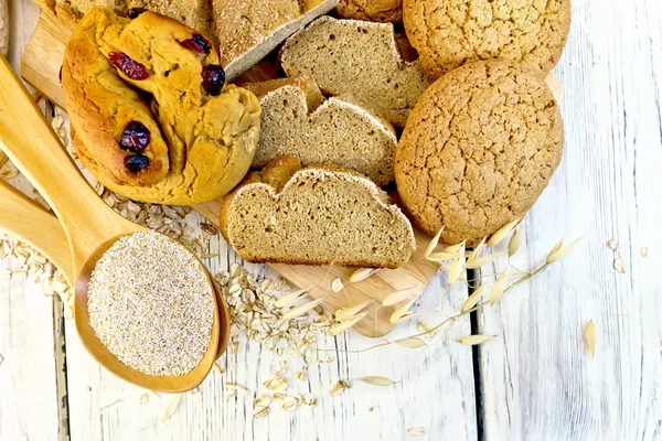 Pão e biscoitos aveia com farelo de cereais a bordo — Fotografia de Stock