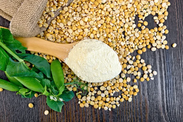 ボードの上にスプーンで小麦粉のエンドウ豆 — ストック写真