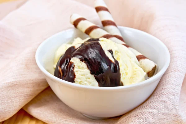 Roomijs vanille met wafer rolt op servet — Stockfoto