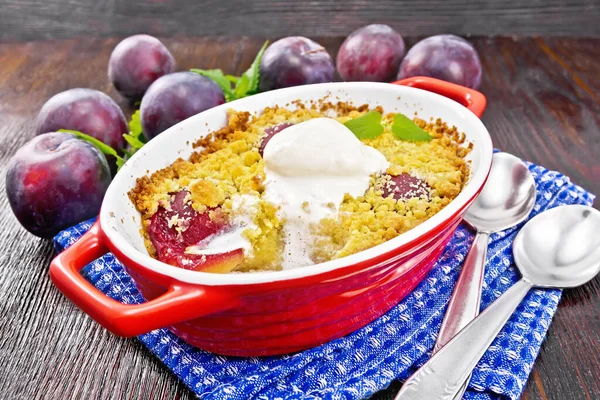 Crumble Δαμάσκηνο Και Παγωτό Κόκκινο Brazier Κουτάλια Χαρτοπετσέτα Δαμάσκηνα Και — Φωτογραφία Αρχείου