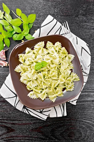 Makaron Farfalle Pesto Bazylia Talerzu Serwetce Drewnianym Tle Deski Góry — Zdjęcie stockowe