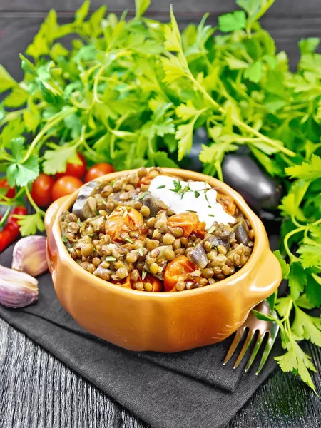 Grüne Linsen Geschmort Mit Auberginen Tomaten Knoblauch Und Gewürzen Sauerrahmsoße — Stockfoto