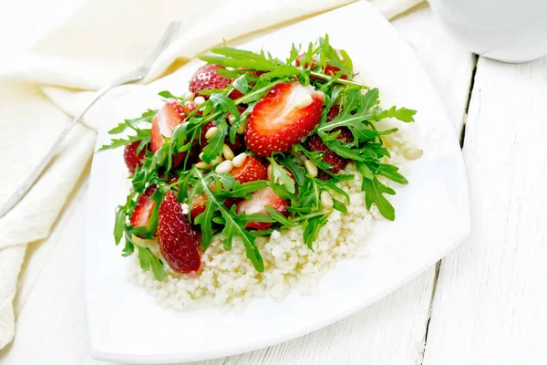 Căpșuni Cuscus Nuci Cedru Salată Arugula Îmbrăcată Oțet Balsamic Ulei — Fotografie, imagine de stoc