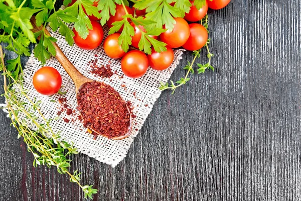 Copos Tomate Secos Una Cuchara Sobre Arpillera Tomates Frescos Perejil —  Fotos de Stock