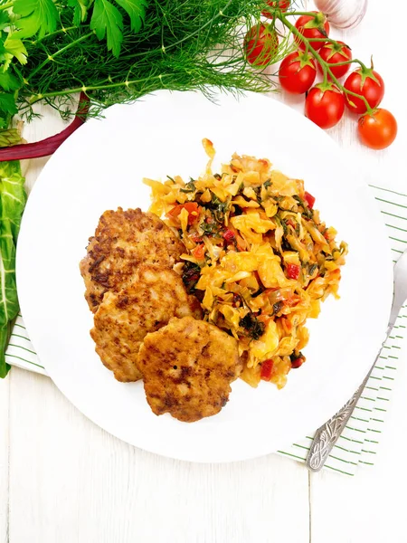 Los Buñuelos Carne Picada Con Col Estofada Plato Tenedor Sobre — Foto de Stock