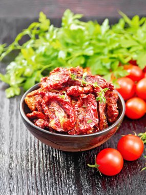 Kekik ve fesleğenli güneşte kurutulmuş domatesler, taze küçük domatesler, ahşap arka planda maydanoz.