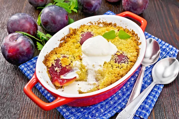 Crumble Δαμάσκηνο Και Παγωτό Κόκκινο Brazier Κουτάλια Χαρτοπετσέτα Δαμάσκηνα Και — Φωτογραφία Αρχείου