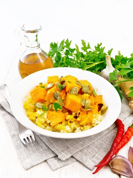 Porridge Millet Avec Sauce Citrouille Épicée Graines Dans Une Assiette — Photo