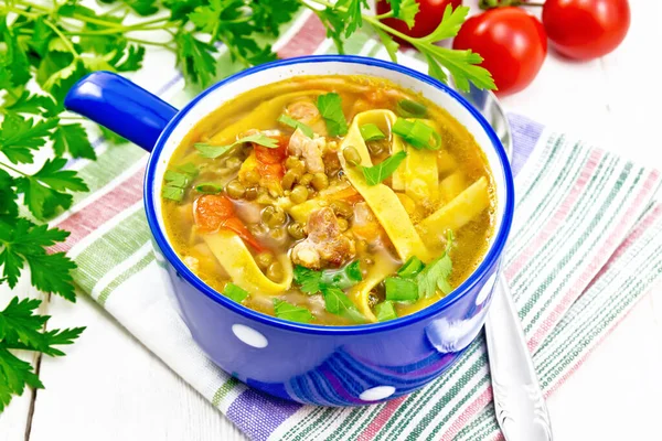 Suppe Mit Fleisch Tomaten Gemüse Mungobohnenlinsen Und Nudeln Einer Blauen — Stockfoto