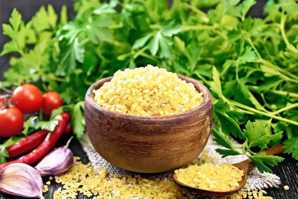 Bulgur Groats Steamed Wheat Grains Clay Bowl Spoon Sacking Tomatoes — Stock Photo, Image