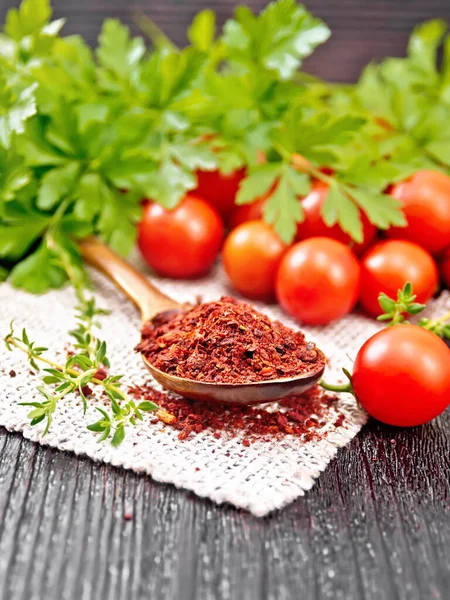 Fiocchi Pomodoro Essiccati Cucchiaio Tela Pomodori Freschi Piccoli Prezzemolo Timo — Foto Stock