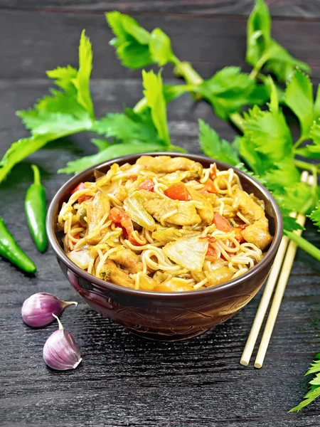 Macarrão Com Repolho Peito Frango Pimentas Vermelhas Doces Cebolas Ervilhas Imagem De Stock