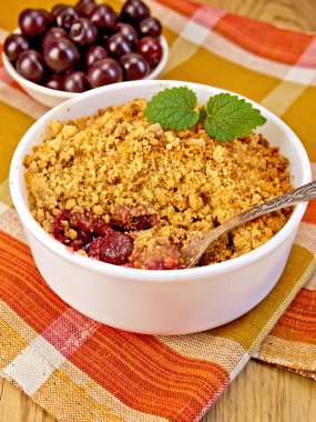 kiraz peçete ve bir tahta üzerinde harap