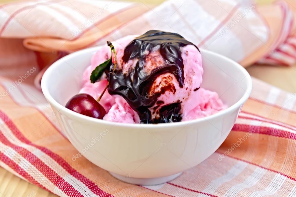 мороженое вишня с шоколадом
