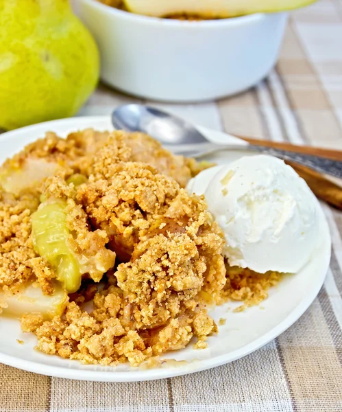 Crumble with pears in bowl on linen tablecloth — Stock Photo, Image