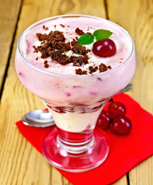 Dessert mjölk med körsbär och kex på pappers servett — Stockfoto