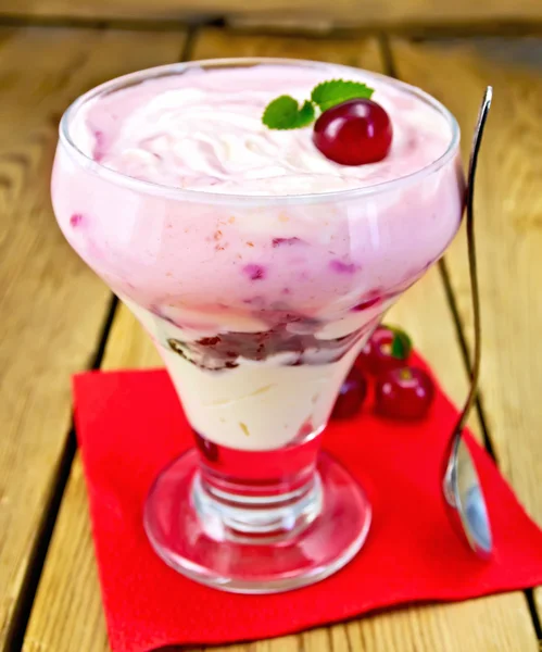 Latte da dessert con ciliegia su tovagliolo di carta — Foto Stock