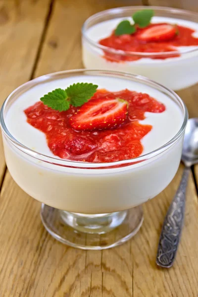 Dessert de lait à la fraise dans un gobelet à bord — Photo