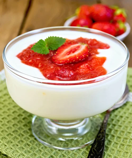 Dessertmilch mit Erdbeere im Becher auf Serviette — Stockfoto