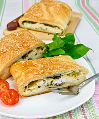 masa örtüsü üzerinde rulo ıspanak ve peynir ile doldurulmuş