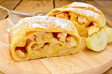 elma ve süzgeç gemide Strudel