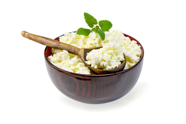 Ricotta in ciotola di legno con cucchiaio e menta — Foto Stock