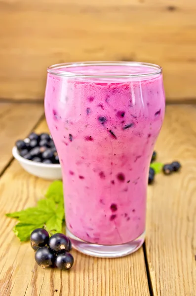 Milchshake mit schwarzen Johannisbeeren an Bord — Stockfoto