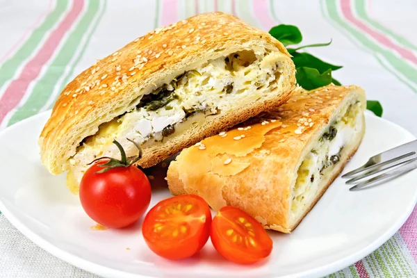 Roll gevuld met spinazie en kaas in kom op tafellaken — Stockfoto