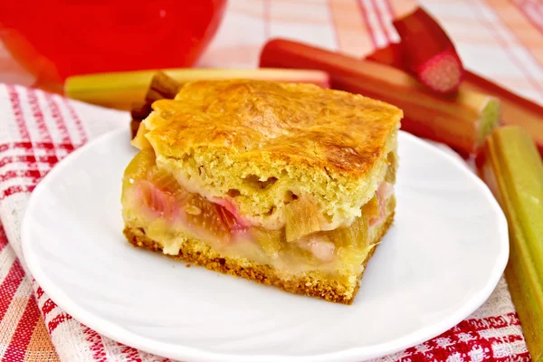 Pie rhubarb on napkin with drink — Stock Photo, Image