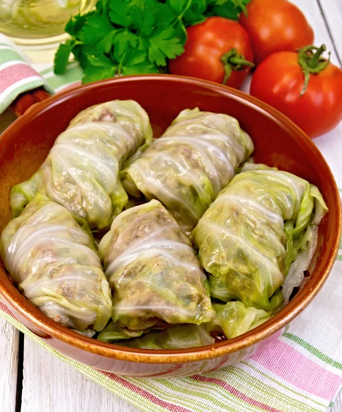 Cabbage stuffed with sauerkraut in ceramic pan on napkin — Stock Photo, Image