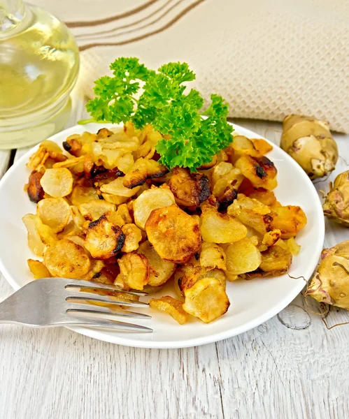 Alcachofras de Jerusalém fritas com salsa no prato — Fotografia de Stock