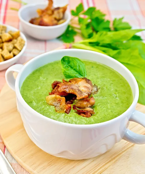 Puree van de soep met spekjes en croutons op tafellaken — Stockfoto