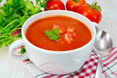 Gemide adet peçete üzerinde domates çorbası
