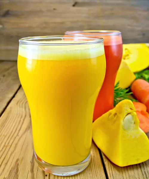Juice pumpa, morot med grönsaker ombord — Stockfoto