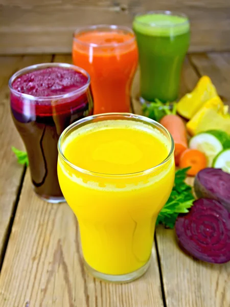 Juice grönsak i fyra glas ombord — Stockfoto