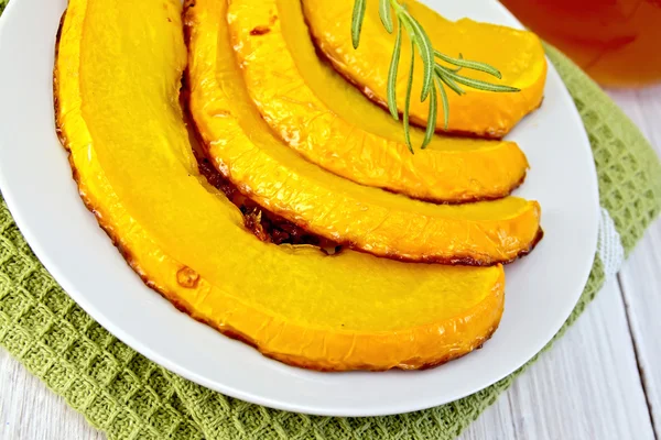 Pumpkin baked with honey in bowl on napkin — Stock Photo, Image