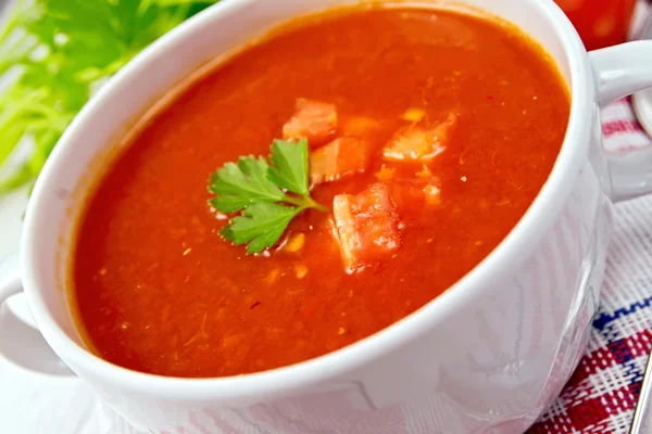 Suppe Tomate auf Serviette mit Petersilie — Stockfoto