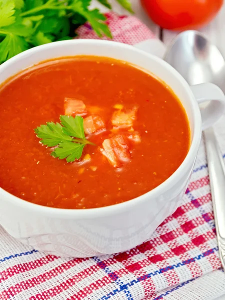 Suppe Tomate mit Petersilie auf Serviette und Löffel — Stockfoto