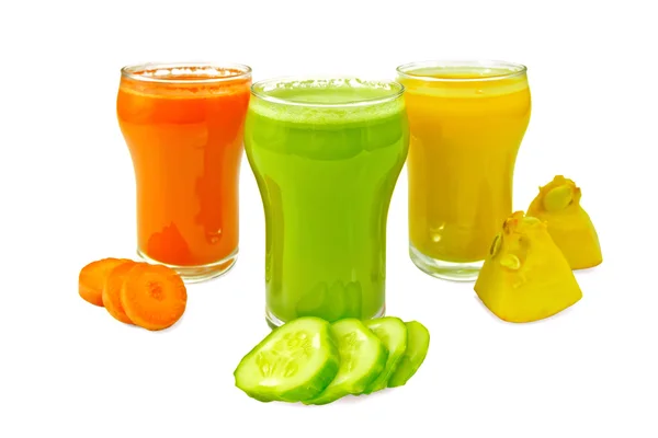 Сок овощной в трех стаканах с овощами — стоковое фото