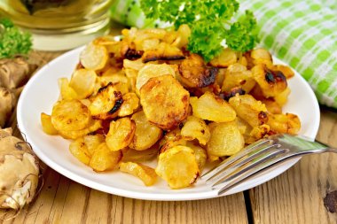 Gemide bir kapta maydanoz ile kızarmış Jerusalem enginar