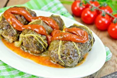 Ravent plaka gemide sos ile doldurulmuş bırakır