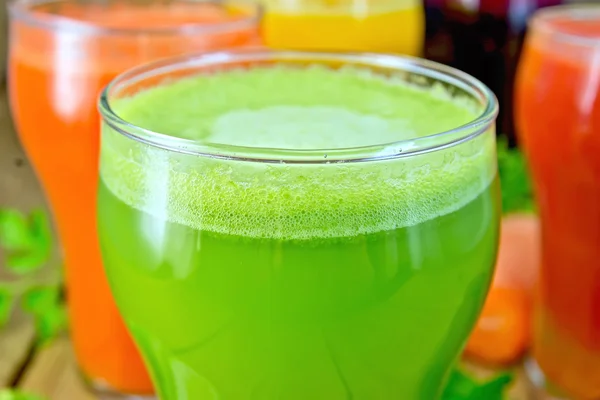 Juice gurka och grönsak i glas — Stockfoto