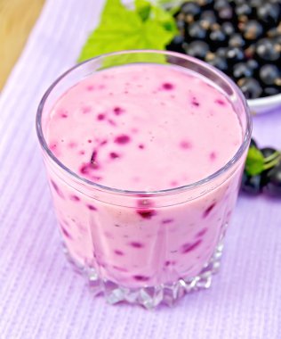 Milkshake mor peçete üzerinde blackcurrants ile