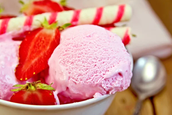 Helado de fresa en tazón con gofres a bordo —  Fotos de Stock