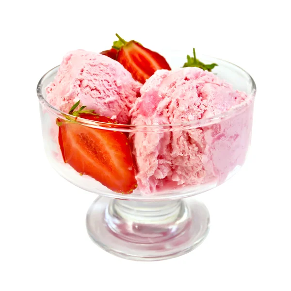 ไอศกรีมสตรอเบอร์รี่ในถ้วยแก้ว — ภาพถ่ายสต็อก